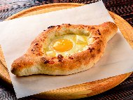 Грузински питки със сирене и яйца на очи